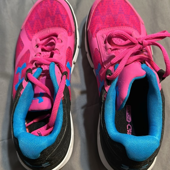 Gently Used under Armour, tennis shoes, size 9 - Picture 3 of 4